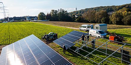 Montage der Solarmodule Es werden Solarmodule auf der großen Freiflächen-Photovoltaikanlage angebracht.