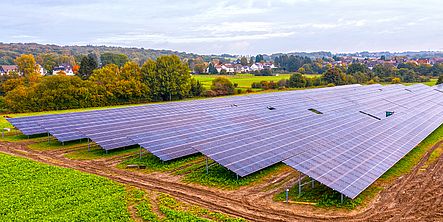 Eine Momentaufnahme beim Aufbau Ein Teil des Solarparks in Schwerte ist schon aufgebaut.