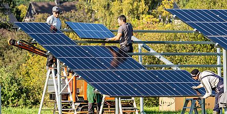 Weitere Module werden montiert. Montage weiterer Solarmodule am Solarpark.