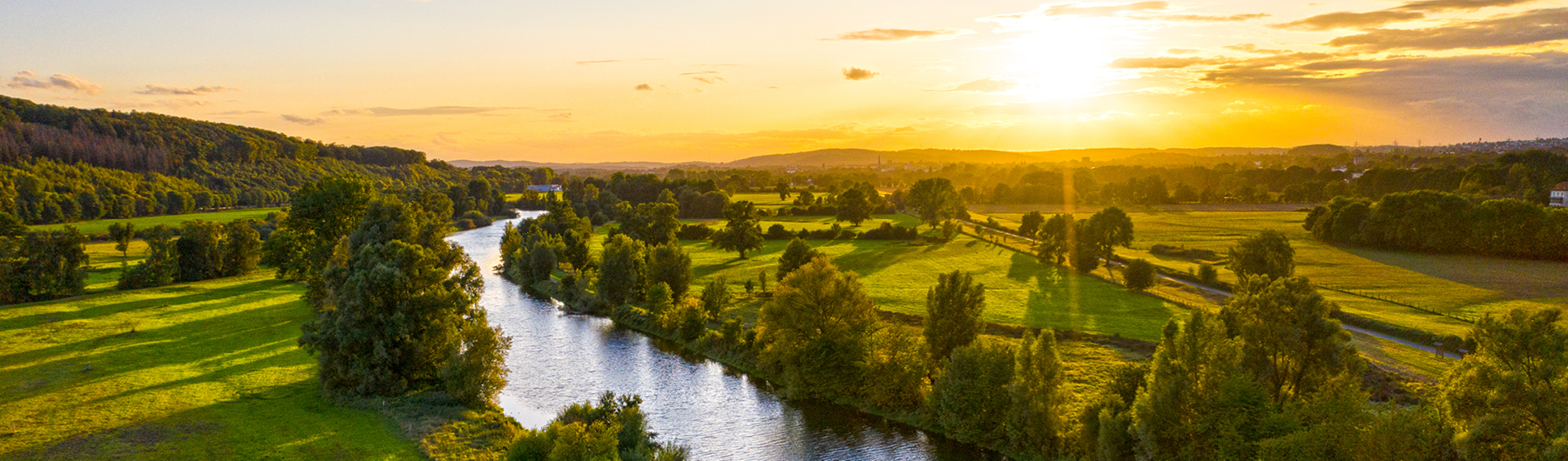 Luftaufnahme der Ruhr in Schwerte bei Sonnenuntergang mit Fluss, grünen Wiesen und Bäumen